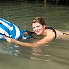 SÜDKURIER-Redakteurin Juliane Schlichter beim Schwimmen mit dem Wickelfisch im Rhein.