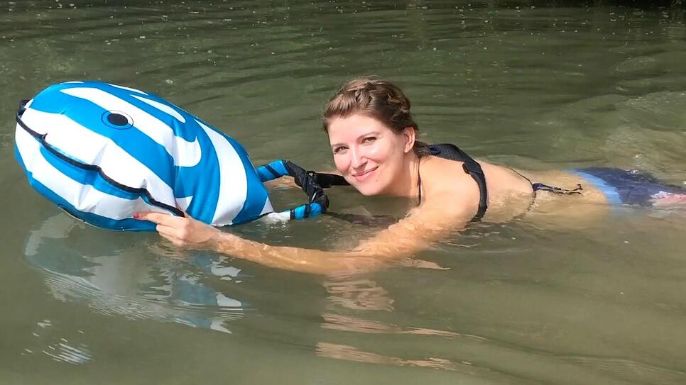 Wickelfisch Praxistest SÜDKURIER-Redakteurin Juliane Schlichter beim Schwimmen mit dem Wickelfisch im Rhein.