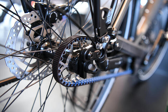 Das Fahrrad mit dem Namen "8cht" des Herstellers e-bike manufaktur steht in der Messe in Friedrichshafen. Es wird mit einem Riemen ...