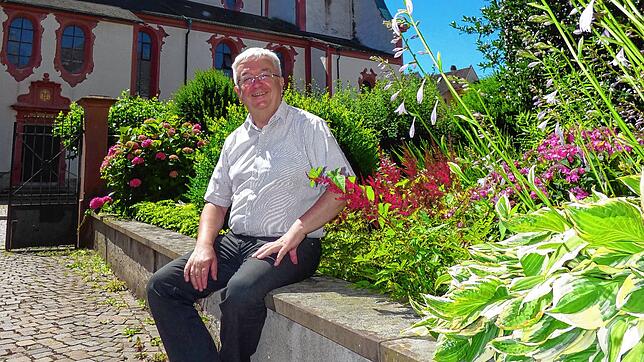 Dekan Peter Berg im Garten vor dem Pfarrhaus beim Fridolinsmünster in bad Säckingen. Diese Aufnahme entstand vor der Corona-Krise ...