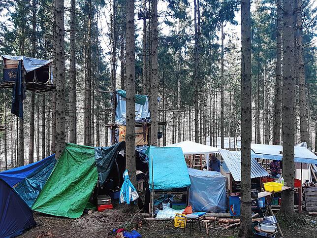 Es ist was los: Rund 25 Aktivisten waren an unserem Besuchstag vor Ort – verteilt auf Aufenthaltszelte und mehrere Baumhäuser.