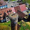 Der Storchenhorst auf dem Mühlhofer Schornstein. Das Storchenpaar hat mittlerweile fünf frisch geschlüpfte Küken. Ein Elternteil wäre ...