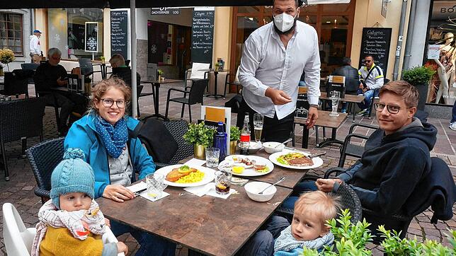 Gäste aus der Schweiz: Familie Schifferle aus Döttingen verbindet einen Besuch im Waldshuter Wildgehege mit kulinarischen Freuden im ...