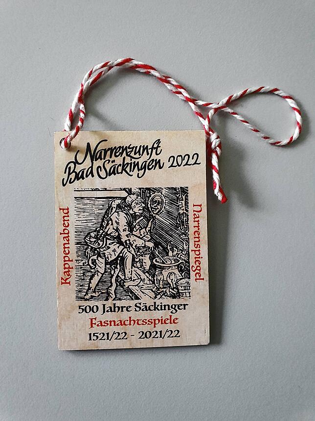 Die diesjährige Fasnachtsplakette zeigt das Motiv des Narrenspiegels. Die Tradition jährt sich in diesem Jahr in Säckingen zum 500. Mal.