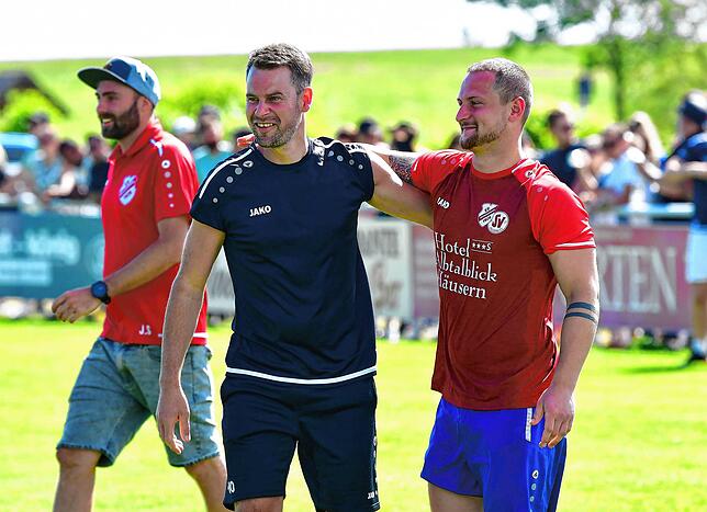 Dream-Team: Kapitän Johannes Baumgartner (rechts) und Trainer Markus Fehrenbacher freuen sich über den Aufstieg.