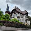 Die Pfeiffer-Villa am Fuß der Stockacher Kirchhalde mit ihrem markanten Türmchen.