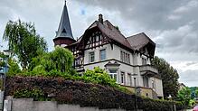Die Pfeiffer-Villa am Fuß der Stockacher Kirchhalde mit ihrem markanten Türmchen.