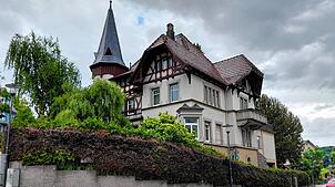 Die Pfeiffer-Villa am Fuß der Stockacher Kirchhalde mit ihrem markanten Türmchen.
