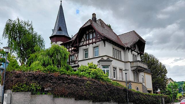 Die Pfeiffer-Villa am Fuß der Stockacher Kirchhalde mit ihrem markanten Türmchen.