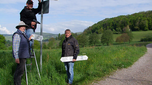 13 Schilder weisen den neuen &bdquo;Reben-Rundweg&ldquo;, hier unterhalb es Rehgeheges, aus. Anton Steppeler, Franz Brädler und ...