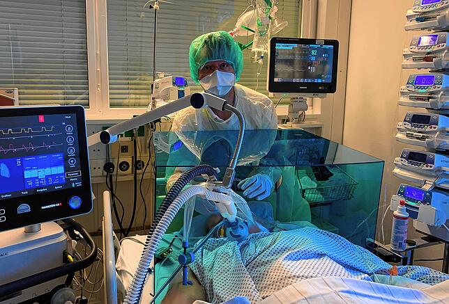 Zu Beginn der Pandemie entwickeln Chefärzte der Helios Klinik Rottweil eine Schutzvorrichtung für die Arbeit mit Intensivpatienten.