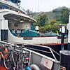 Da stand er ganz alleine auf der Fähre: Ein Tesla wollte im Hafen von Meersburg einfach nicht vom Schiff fahren.