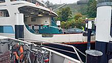 Da stand er ganz alleine auf der Fähre: Ein Tesla wollte im Hafen von Meersburg einfach nicht vom Schiff fahren.