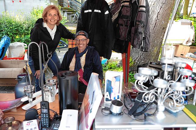 Bild 22: Konstanz: Auf zum Deutsch-Schweizer Flohmarkt! Diese Besucher und Verkäufer sind dabei