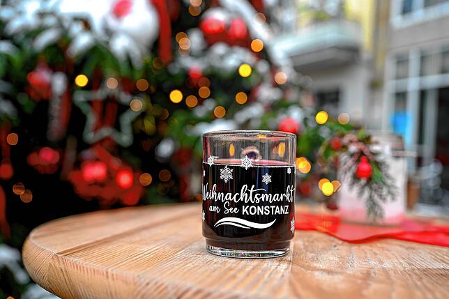 Der Weihnachtsmarkt am Bodensee bietet verschiedenste Arten von Glühwein, um sich an kalten Wintertagen aufzuwärmen.