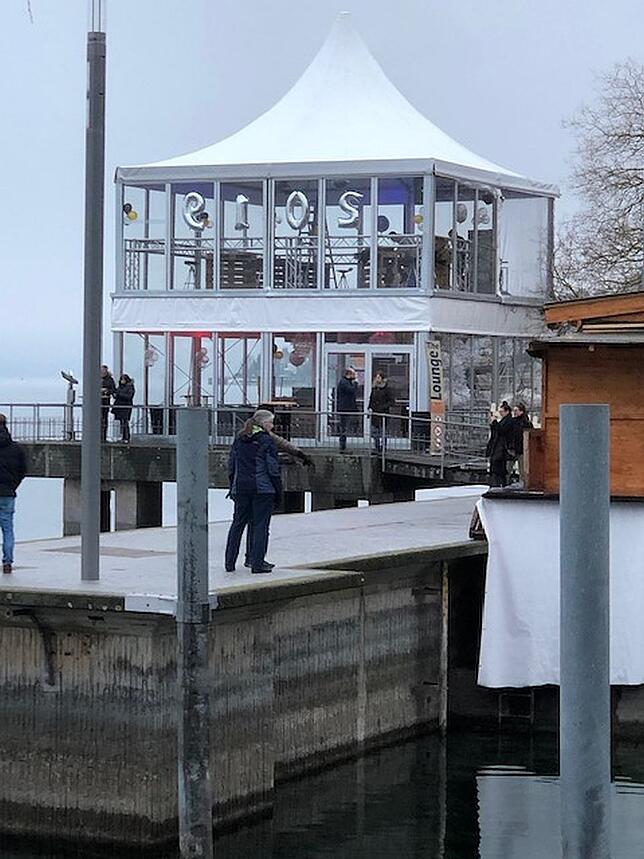 Am Pavillon an der Eisbahn ist eindeutig "eros" zu lesen.