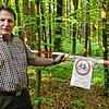 Jagdpächter Wolfgang Schöller an einer Absperrung, die er zusammen mit dem Mooser Bürgermeister Patrick Krauss angelegt hat. Damit ...