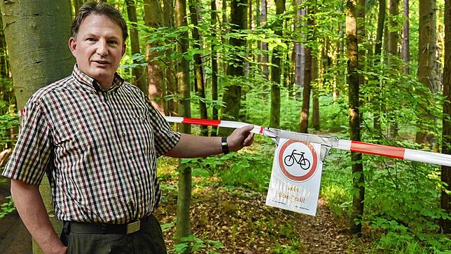 Jagdpächter Wolfgang Schöller an einer Absperrung, die er zusammen mit dem Mooser Bürgermeister Patrick Krauss angelegt hat. Damit ...