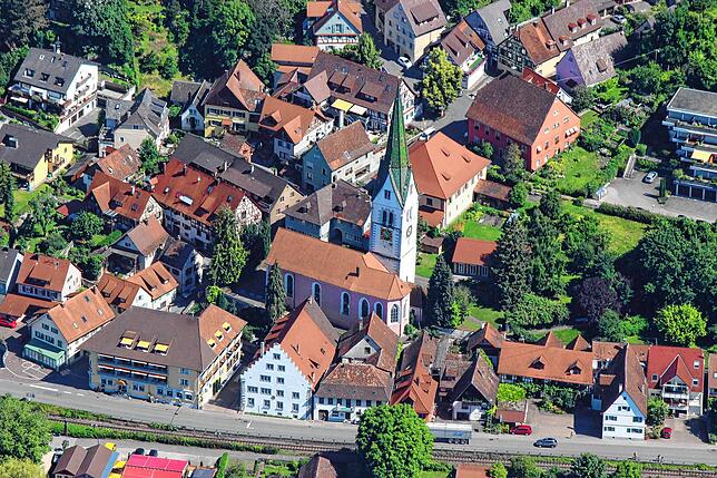 Alte gewachsene Dorfstrukturen kennzeichnen die Kommune am Bodenseeufer. Neubaugebiete sind Mangelware.