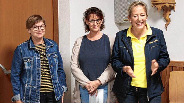 Gabi Martin (links) und Vera Zeiher (rechts) von der Nachbarschaftshilfe Hand in Hand in Orsingen-Nenzingen geben Einblicke in ihre ...