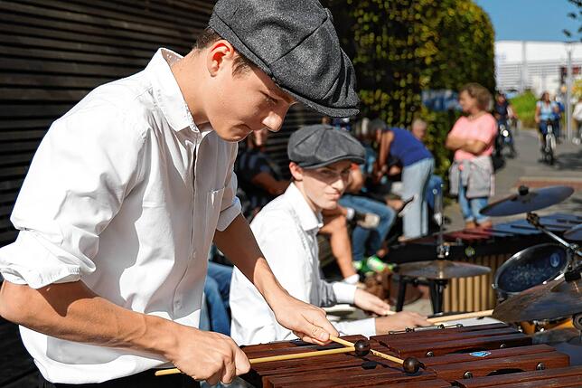 Nachwuchsmusiker in der Seemeile: Hier spielen Fabian Baar (links) und Moritz Bromma am Marimbafon und Schlagzeug.