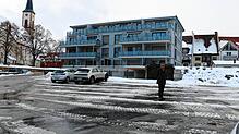 Hier in der Baulücke zwischen dem Wohnprojekt Köpfler & Braun und dem Spielplatz auf dem alten Bauhofgelände soll der Neubau von ...