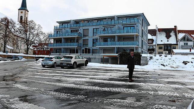 Hier in der Baulücke zwischen dem Wohnprojekt Köpfler & Braun und dem Spielplatz auf dem alten Bauhofgelände soll der Neubau von ...