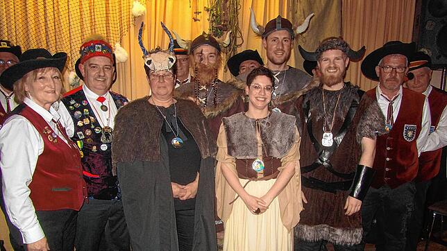 In Hintschingen werden verdiente Narren geehrt (von links): Hasenchefin Marlies Aschmann, Landvogt Raily Mink, Evelyn Münzer, Christian ...