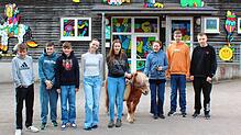 Gruppenbild mit Pony: Die Kindergruppe Schlupfloch, Elf- bis 16-Jährige, freuen sich am Umgang mit den Tieren des Tannheimer Streichelzoos.