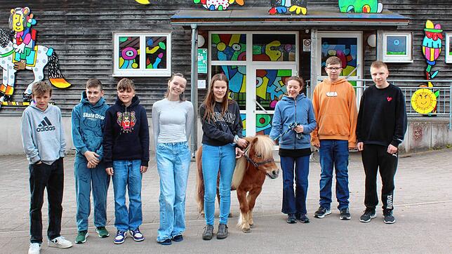 Gruppenbild mit Pony: Die Kindergruppe Schlupfloch, Elf- bis 16-Jährige, freuen sich am Umgang mit den Tieren des Tannheimer Streichelzoos.