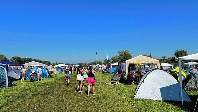 Für die Gäste, die nicht in Konstanz wohnen: Der Flugplatz wird zum Campingplatz.