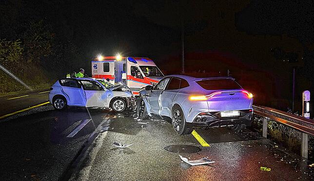 Die Ambulanz kümmert sich um den schwer verletzten Fahrer.