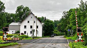 Hier ist er noch offen: Der Bahnübergang in der Mühlenstraße in Villingen wird allerdings komplett gesperrt im September und Oktober ...