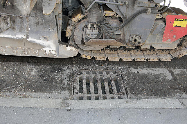 Dieses Schacht muss nicht angehoben werden, da er noch bündig mit der Asphaltschicht ist.