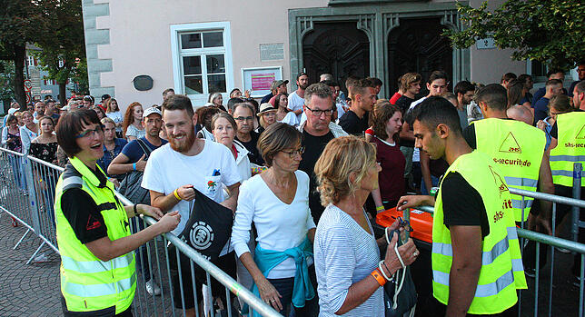 Die Ordner bemühen sich, die Einlass- und Rucksackkontrollen – hier an der Konzilstraße beim Bahnübergang zum Konzil – rasch ...