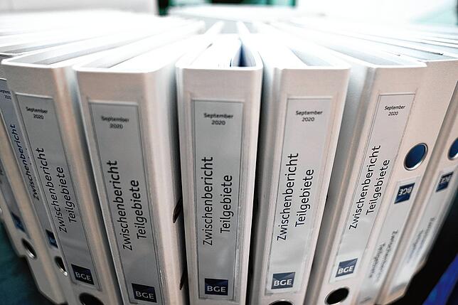 Ordner mit dem Zwischenbericht der Bundesgesellschaft für Endlagerung (BGE) für die Teilgebiete für die Endlagersuche liegt in der ...