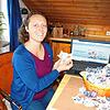 Die selbsternannte Bodenseepoetin Anja Steppacher schreibt halbtags Gedichte in gefaltene Blumen oder Sterne und will im neuen Jahr ...