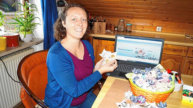 Die selbsternannte Bodenseepoetin Anja Steppacher schreibt halbtags Gedichte in gefaltene Blumen oder Sterne und will im neuen Jahr ...