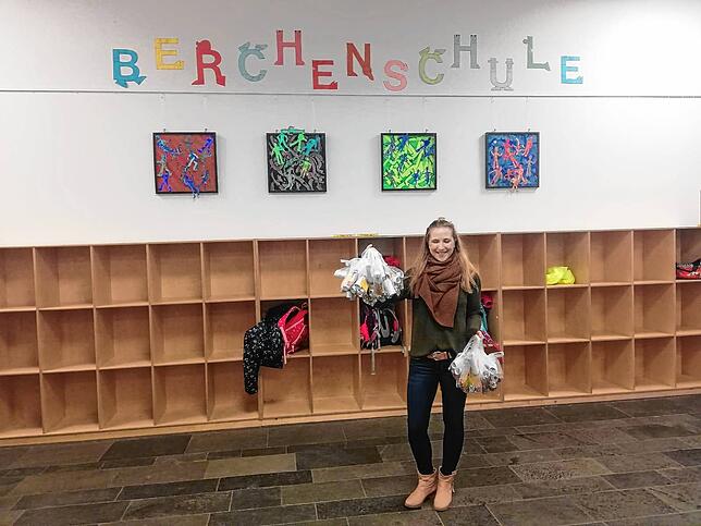 Auch die Berchenschule hat ein närrisches Care-Paket erhalten. Lehrerin Vanessa Herr bringt die Wundertüten in ihre zweite Klasse.