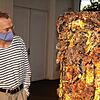 Ein Besucher betrachtet eine Metallskulptur von Erwin Rehmann.