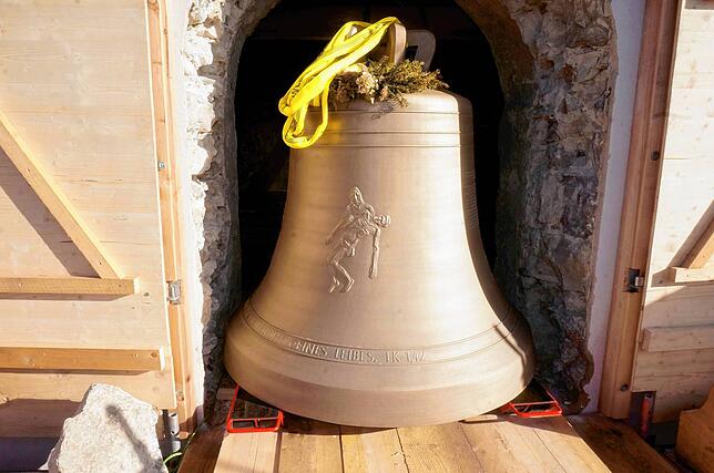 Das Loch im Turm ist gerade so groß wie nötig wie man hier bei der großen Maria-Glocke sieht.