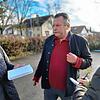 Glatt nach hinten gegelte Haare, in der Hand eine dicke Zigarre: Der Markdorfer Andreas Piekniewski (Mitte), Lehrer für Politik in ...