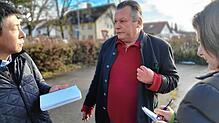 Glatt nach hinten gegelte Haare, in der Hand eine dicke Zigarre: Der Markdorfer Andreas Piekniewski (Mitte), Lehrer für Politik in ...