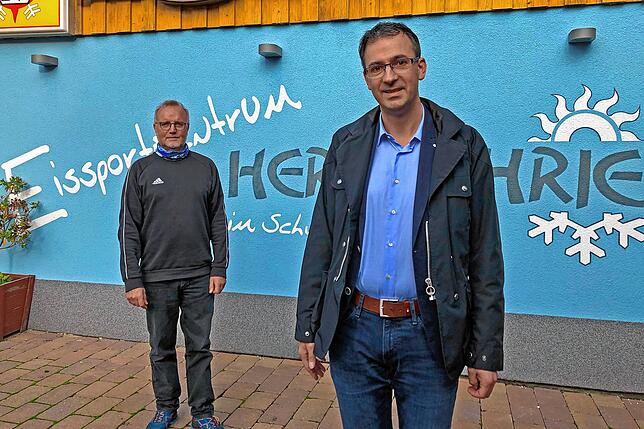 Betriebsleiter Hubert Matt (links) und Bürgermeister Christian Dröse vor der Herrischrieder Eishalle.