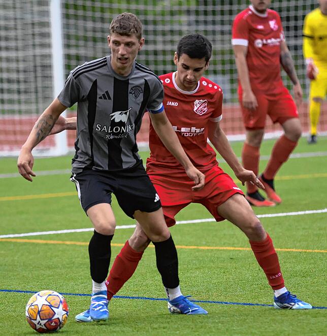 Wenig Durchschlagskraft: Noel Zipfel (vorn, gegen Marcel Meder) ging mit dem FC Hochrhein beim FC Schönau leer aus.