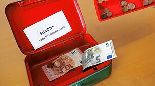 (Symbolbild) Die Kasse ist leer: Ende 2024 hat der Finanzplan für Konstanz rund 70 Millionen Euro Schulden vor. Ende 2026 könnten es ...
