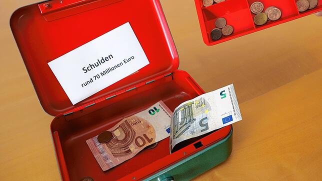 (Symbolbild) Die Kasse ist leer: Ende 2024 hat der Finanzplan für Konstanz rund 70 Millionen Euro Schulden vor. Ende 2026 könnten es ...