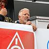 ZF-Betriebsratschef Achim Dietrich (Mitte) spricht in Friedrichshafen vor mehreren Tausend Demonstaranten gegen den Kurs des ZF-Vorstands.