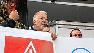 ZF-Betriebsratschef Achim Dietrich (Mitte) spricht in Friedrichshafen vor mehreren Tausend Demonstaranten gegen den Kurs des ZF-Vorstands.