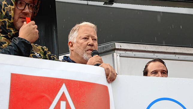 ZF-Betriebsratschef Achim Dietrich (Mitte) spricht in Friedrichshafen vor mehreren Tausend Demonstaranten gegen den Kurs des ZF-Vorstands.